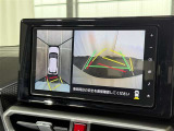 【バックガイドモニター】車両後方の映像をナビ画面に表示し、駐車などの後退操作をサポートします。
