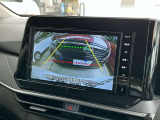 シフトレバーを「R」に入れると、自動的に車両後方がカラーでモニターに表示されます。目安線も表示されるので、分かりやすいですね!!