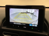 リバースギアに入れるだけで後方の表示へ切り替わります。夜間や雨の日の駐車も楽になりますよ。