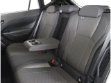 後部座席もゆったり座れます!アームレストも備わっており、乗っている人全員が快適に乗れるお車です!また、中央にも3点式シートベルトがございます!