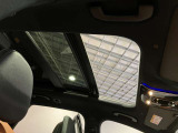 パノラミックルーフで明るい車内と開放感あるドライブをお楽しみいただけます。
