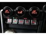 運転席と助手席、それぞれ温度調節ができ、オールシーズン快適なオートエアコンとなっております!