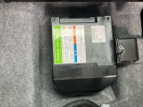 減速時の回生エネルギーを利用して発電したエネルギーを蓄え、オーディオやエアコン、ヘッドライトなどに使う事で、エンジンの負担を減らす「S-エネチャージ」搭載車両です。