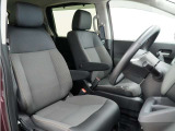 運転席のスペースはゆったりしていて、視界も広く確保されているので普段の運転からロングドライブまで快適です。