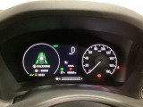 ハイブリット車専用のメーターです。右側の大型スピードメーターに加え、ステアリングスイッチを使って左のマルチインフォメーション・ディスプレイで燃費や動力伝達などの情報が見れるようになっています。