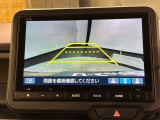 リバースギアに入れるだけで後方の表示へ切り替わります。夜間や雨の日の駐車も楽になりますよ。