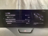 車線逸脱警報システムは、走行中にカメラで車線を検知して、自車が車線から逸脱する可能性があると判断した場合に、警報によりドライバーに通知します。