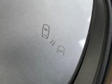 【ブラインドスポットモニター】走行中、ドアミラーの死角になりやすい箇所に後続車が接近するとサイドミラー付近に警告を表示、ドライバーに注意喚起をしてくれます。