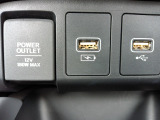 12V電源ソケットを設置しております。周辺機器の充電にご利用頂けます。便利な充電用USBジャックも付いています。