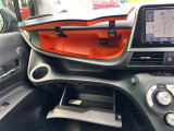 【グローブボックス】大容量のグローブボックスです!!車検証ケース他、日頃使う小物類の収納スペースもたくさんあります!