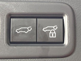 【パワーバックドア】スマートキーや運転席のボタンを押すだけでリアゲートが自動で開閉します!荷物を持っている時や、高い位置にあるバックドアを閉める際に便利な機能です♪