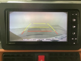 【バックカメラ】運転が苦手な方も車庫入れラクラクです!ギアをリバースに入れれば自動的に切り換わりますので、面倒な操作は不要です♪狭い駐車場もお車を傷つけず安心ですね!