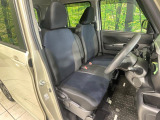 運転席まわりには十分なスペースがあり、大柄な方でもゆったり運転していただける環境です。