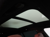 【電動パノラマルーフ】BMWのパノラマルーフは開閉が目的でなく、ルーフと一体感のある構造によって、より解放感を実現しているのが特徴です。