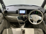 使いやすいレイアウトのダッシュボード周辺です。オートエアコンや小物入れなど嬉しい装備が満載です。