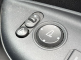 【電動格納ミラー】サイドミラーは電動格納式となっており、狭い駐車場でもキズがつくリスクを抑えられます。