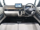 ◆視界広々で非常に運転しやすくロングドライブでも疲れを感じさせないすっきりとまとまったインパネ周りです。