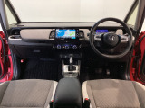 【前方視界】開放的な前方視界!運転がしやすく疲れにくいです♪窓が大きく、見通しがとっても良いおクルマですよ♪