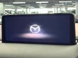 【10.25インチマツダコネクト】車内の雰囲気にマッチした大型ディスプレイ。スマホ接続でのナビ使用やBluetooth再生等、様々な機能が楽しめます。直感的なダイヤル操作が可能で、使い勝手も良好です。