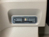ハンドルの左下にETCがついています。高速道路の料金所の通過も楽々です。 カードの取り出しもしやすい場所についています。