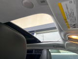 ●サンルーフ:開放感たっぷりの希少装備、サンルーフが装着されています!車内に明かりを取り入れたり景色を楽しむ以外にも、車内の空気も簡単に換気できて快適です!