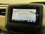 リバースギアに入れるだけで後方の表示へ切り替わります。夜間や雨の日の駐車も楽になりますよ。