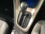 インパネシフトを採用しているので、前席の足元も広々としています。運転席と助手席の行き来もスムーズです!