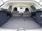 大型のスーツケースや、一般的なベビーカーが積み込める実用的な広さを備えたラゲッジルームです。後部座席を倒せばたくさんの荷物を積めるフラットなラゲッジスペースになります。