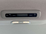 【Wエアコン】運転席と助手席それぞれで温度設定が可能なWオートエアコンを装備。乗る人それぞれの好みに合わせて、快適な室内環境を保ちます。