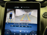 【全方位型モニター】クルマを上空から見下ろしているかのように、直感的に周囲の状況を把握できる全方位型モニター。狭い場所での駐車でも周囲が映像で確認できます。