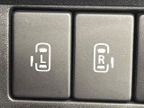 【両側パワースライドドア】スマートキーや運転席のスイッチで後席両側スライドドアの開閉が可能♪電動だから力を入れてドアを開ける必要が無く、小さなお子様でも簡単に開け閉めでき快適です♪