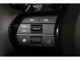 ハンドル左部分でオーディオ操作が可能。そのため、運転中でも目線をずらさずに安全運転♪