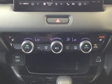 運転席・助手席、それぞれで温度調節が可能なオートエアコンです。シートヒーター付きなので、寒い日も快適です。