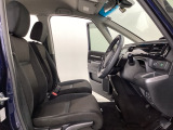 座面も厚みがあり背もたれも高く、広い足元にゆったり座れるシートです。運転席と助手席の間が空いている為、助手席側への移動がスムーズです。交通量の多い道でも助手席側から乗り降りができます。