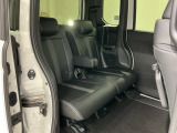後席も余裕の広さ!ゆったりくつろげます!!