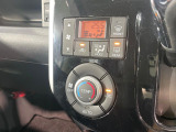 【オートエアコン】一度お好みの温度に設定すれば、車内の温度を検知し風量や温度を自動で調整。暑い&hellip;寒い&hellip;と何度もスイッチ操作をする必要はありません。快適な車内空間には必須の機能ですね♪