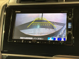 リバースギアに入れるだけで後方の表示へ切り替わります。夜間や雨の日の駐車も楽になりますよ。