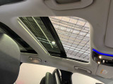 パノラミックルーフで明るい車内と開放感あるドライブをお楽しみいただけます。