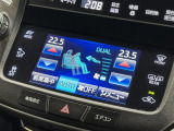 【左右独立オートエアコン】左右独立型、いわゆるデュアルエアコンです。運転席と助手席でそれぞれお好みの温度を設定可能です。