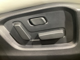 運転席にはパワーシートを装備!シート位置を記憶するメモリー機能付きなのでご夫婦で2名分セットすると便利です♪