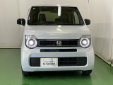 LEDヘッドライトを装備しています。LEDヘッドライトはとても明るく、雨の日や夜間走行も安全・安心です。オートライトコントロール付きで周囲の明るさに応じて自動で点灯・消灯します