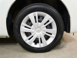 タイヤサイズは165/65R14です。ホイールはフル樹脂キャップのスティールです。
