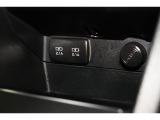 小物の収納に便利なセンタートレイには携帯等のデバイスの充電可能なUSB出力電源付です。