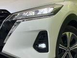 【LEDヘッドライト】悪天候や夜間走行時も良好な視界を確保し安心して運転できる高輝度LEDヘッドライトを装備!点灯速度が早く、消費電力も抑えられています。
