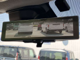 インテリジェント ルームミラー、車両後方のカメラ映像をミラー面に映し出すので、車内の状況や、天候などに影響されずいつでもクリアな後方視界が得られます。