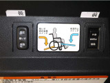 車いす固定装置/後退防止スイッチ