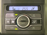 【オートエアコン】一度お好みの温度に設定すれば、車内の温度を検知し風量や温度を自動で調整。暑い&hellip;寒い&hellip;と何度もスイッチ操作をする必要はありません。快適な車内空間には必須の機能ですね♪