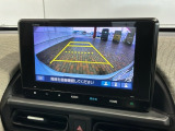 リバースギアに入れるだけで後方の表示へ切り替わります。夜間や雨の日の駐車も楽になりますよ。