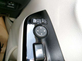 電動格納式ミラーなので、対向車などとのすれ違い時にも便利です。