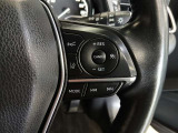 ステアリングには運転中でも簡単に操作できる各種スイッチついてます